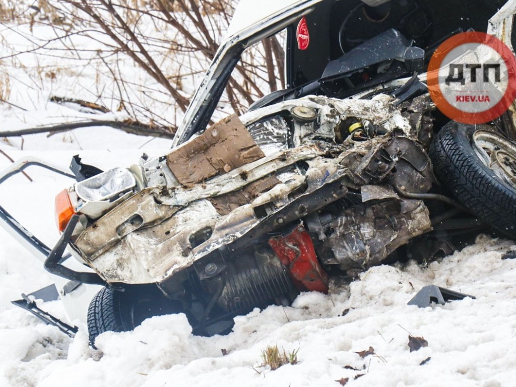 Под Киевом «Таврия» с рыбаками столкнулась с «Нивой»: водитель и пассажир погибли (ФОТО)