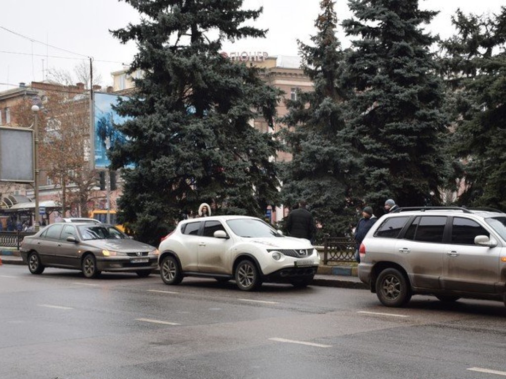 Hyundai Nissan и Peugeot: в центре Николаева произошло массовое ДТП (ФОТО)