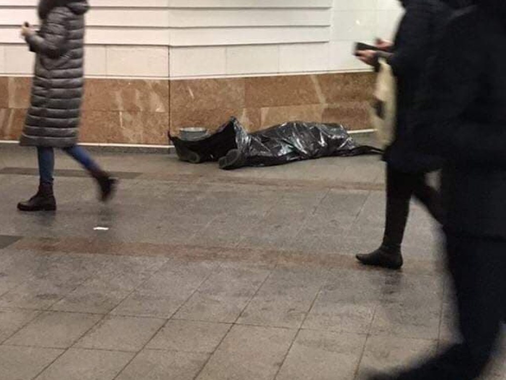 В Киеве на станции метро умер мужчина (ФОТО)