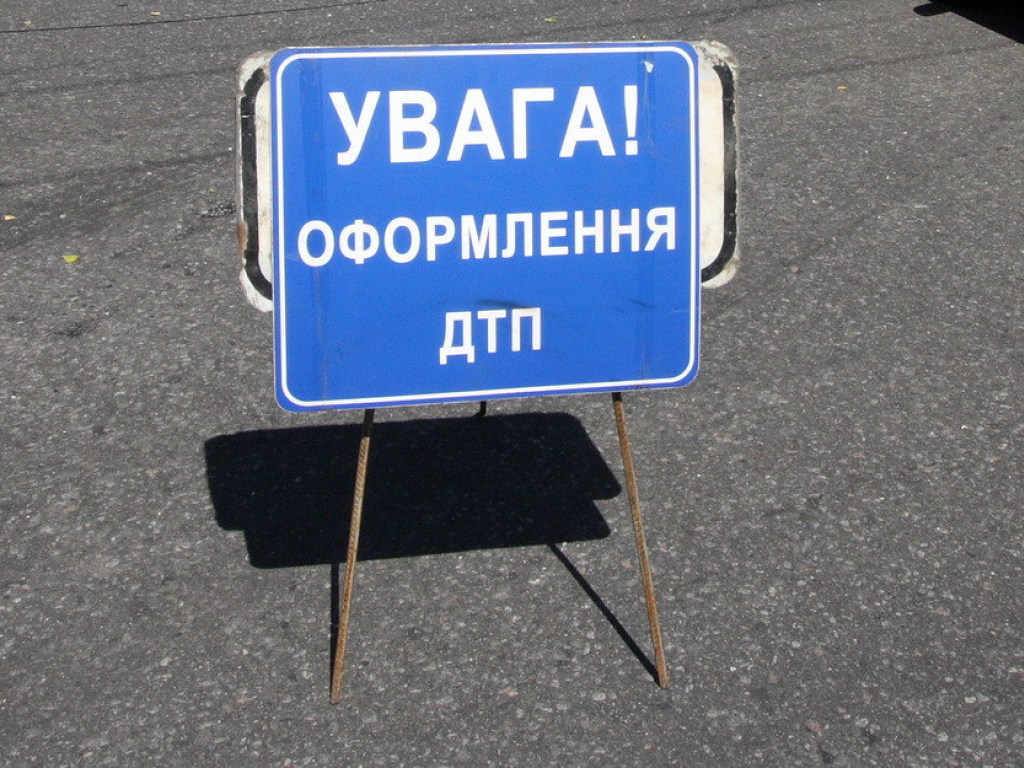В Киеве посреди дороги на легковушку рухнул столб (ФОТО)