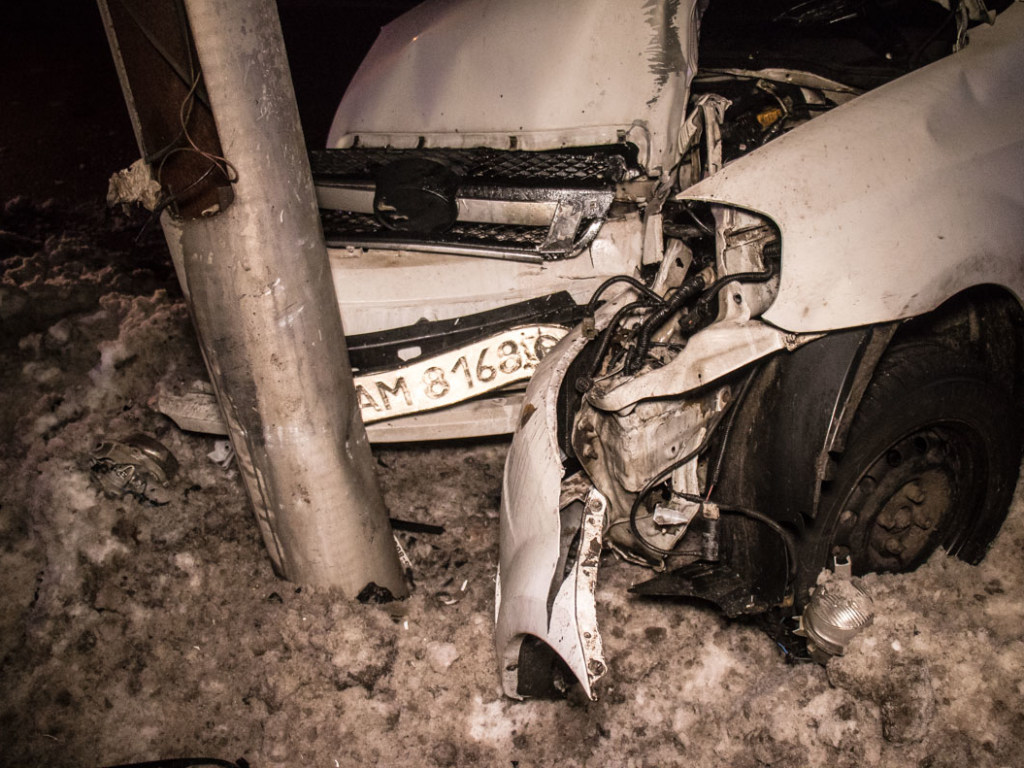 В Киеве произошло ДТП с Opel и ZAZ: двоих человек госпитализировали (ФОТО, ВИДЕО)