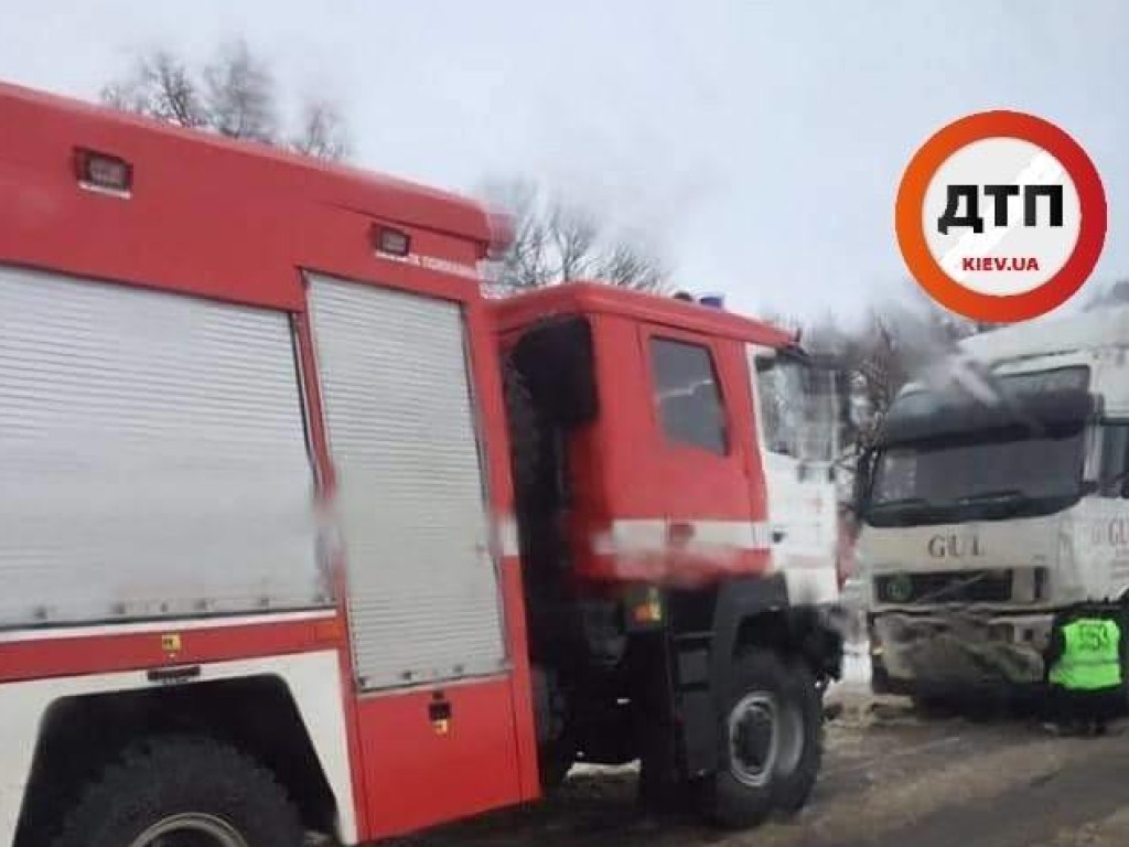 В Полтавской области дорогу не поделили фура и легковушка (ФОТО)