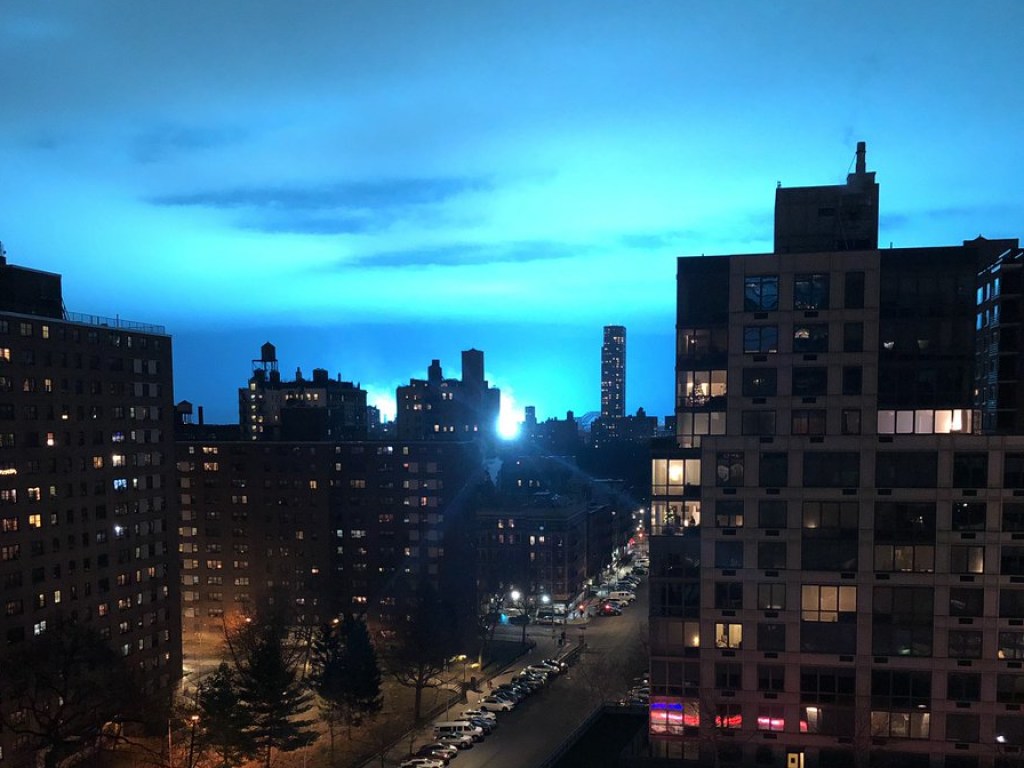 Из-за ЧП на трансформаторной подстанции ночное небо Нью-Йорка стало неоновым (ФОТО, ВИДЕО) 