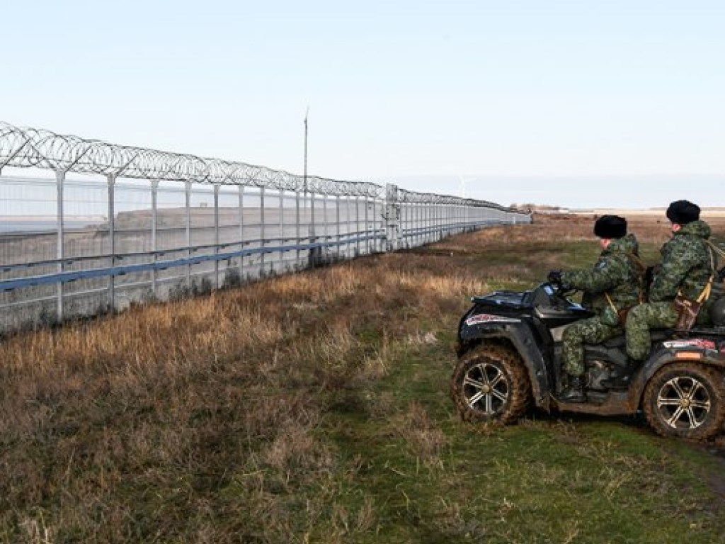 В Крыму РФ построила на админгранице с Украиной ограждение длиной в 60 километров  (ФОТО)