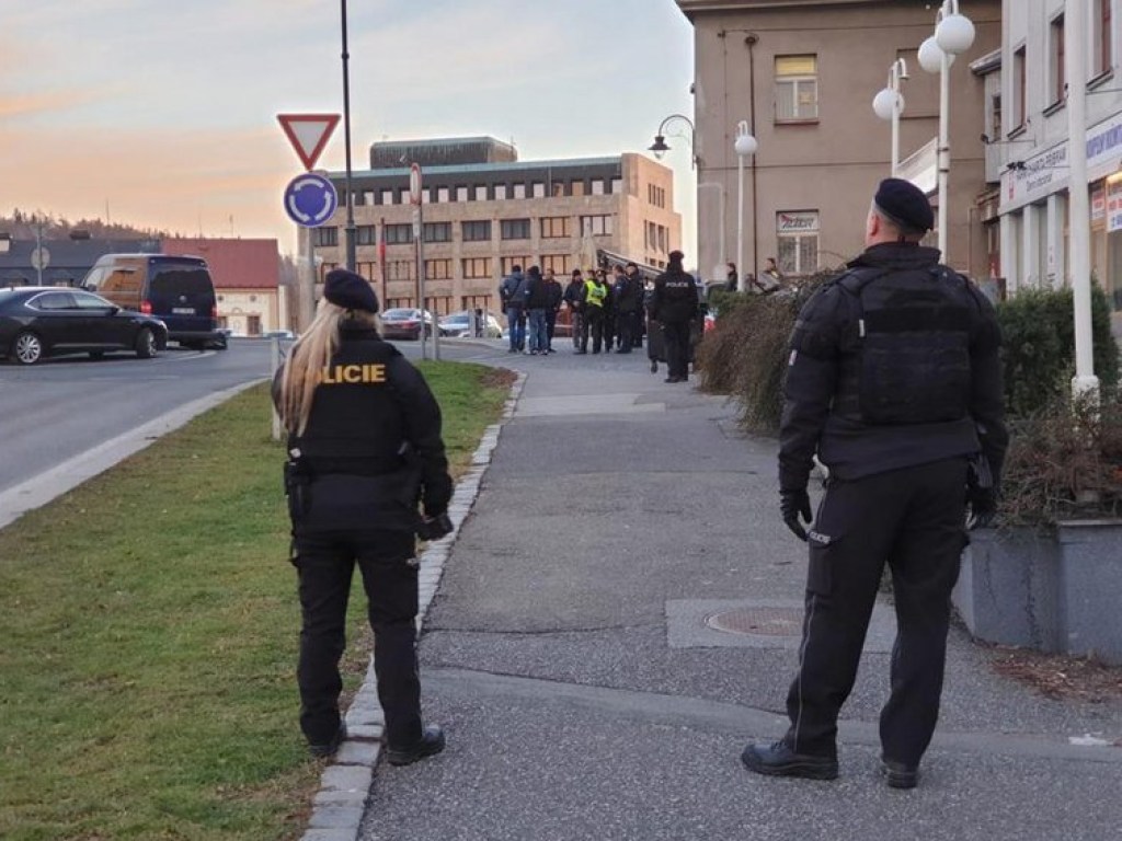 В Чехии вооруженный мужчина захватил заложников в банке (ФОТО)
