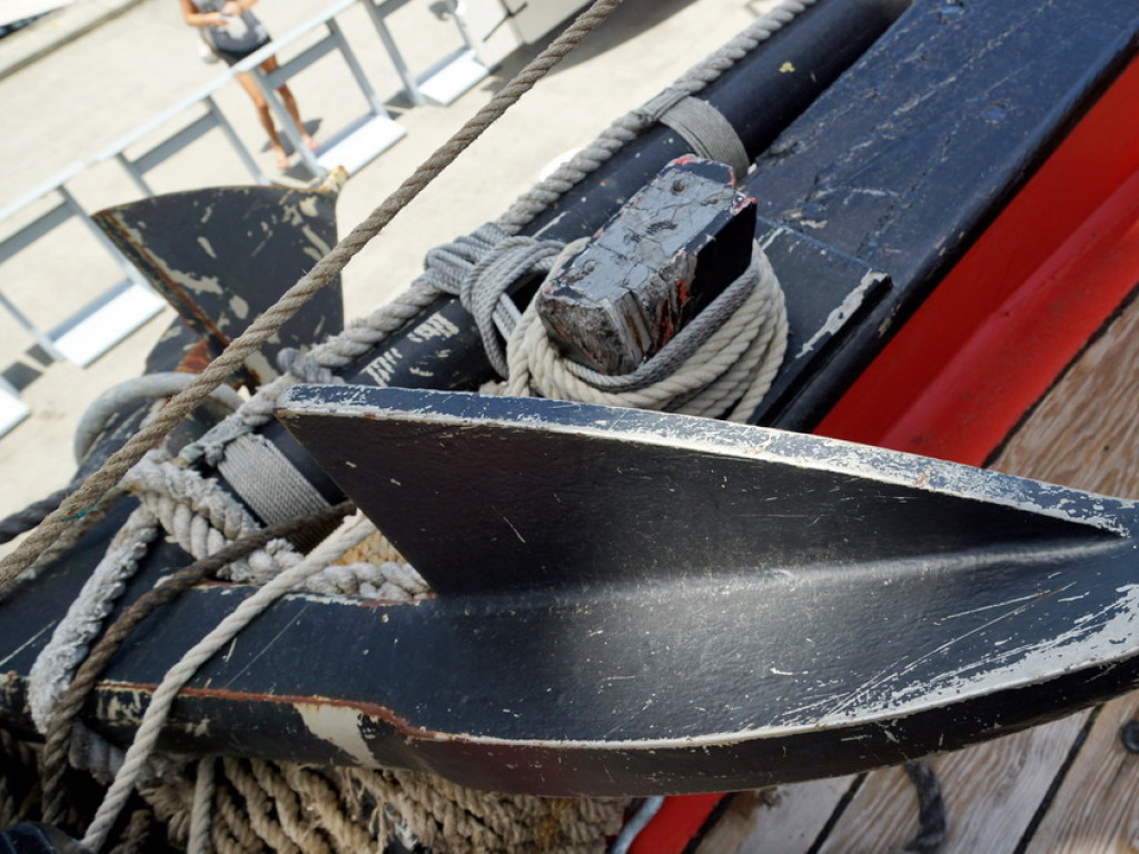 Австралийские горе-рыбаки поломали лодку, сели на мель и оказались в центре бури