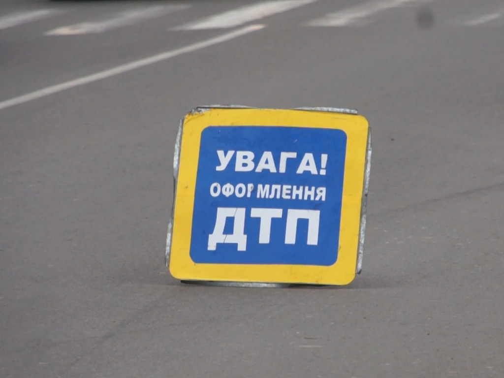 В Ужгороде авто влетело в остановку и магазин (ВИДЕО)