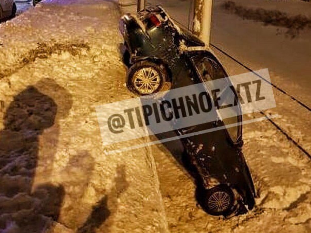 В Харькове автомобиль вынесло с дороги: машина приняла вертикальное положение (ФОТО)