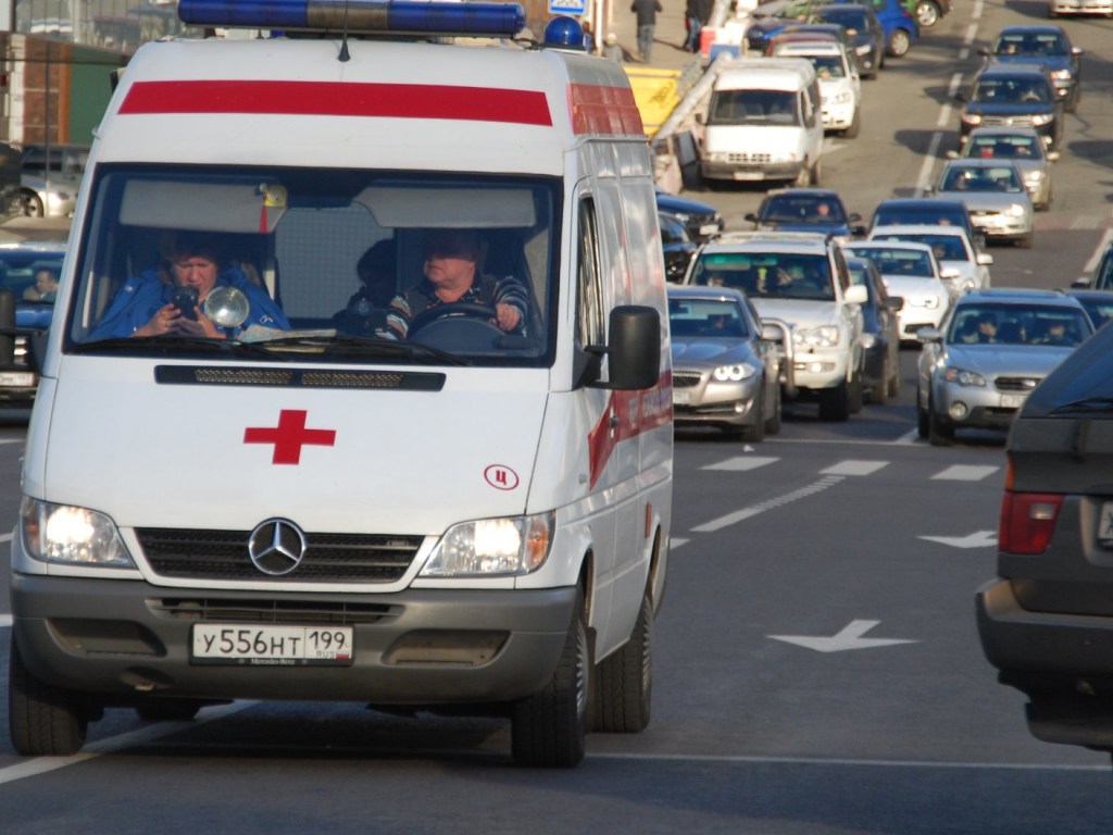 После корпоратива в Санкт-Петербурге пьяный мужчина напал на бригаду скорой помощи (ВИДЕО)
