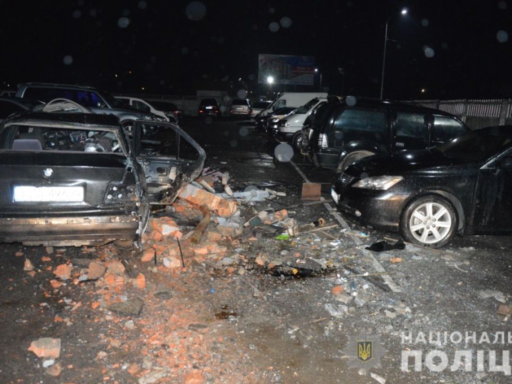 Водитель BMW протаранил забор, травмировав 4 человек: обломками с места ДТП повредило Lexus и BMW (ФОТО)