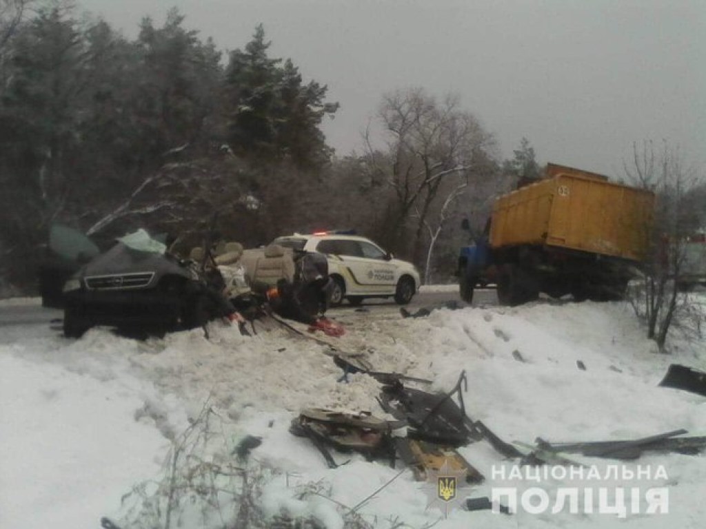 Жуткое ДТП на Киевщине: Opel влетел в мусоровоз, трое погибших, двое – в тяжелом состоянии (ФОТО)