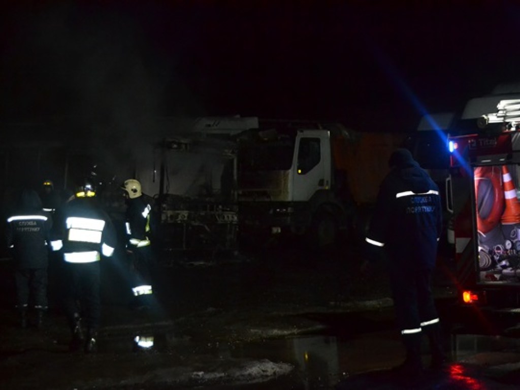На улице в Ровно сгорел автобус (ФОТО)