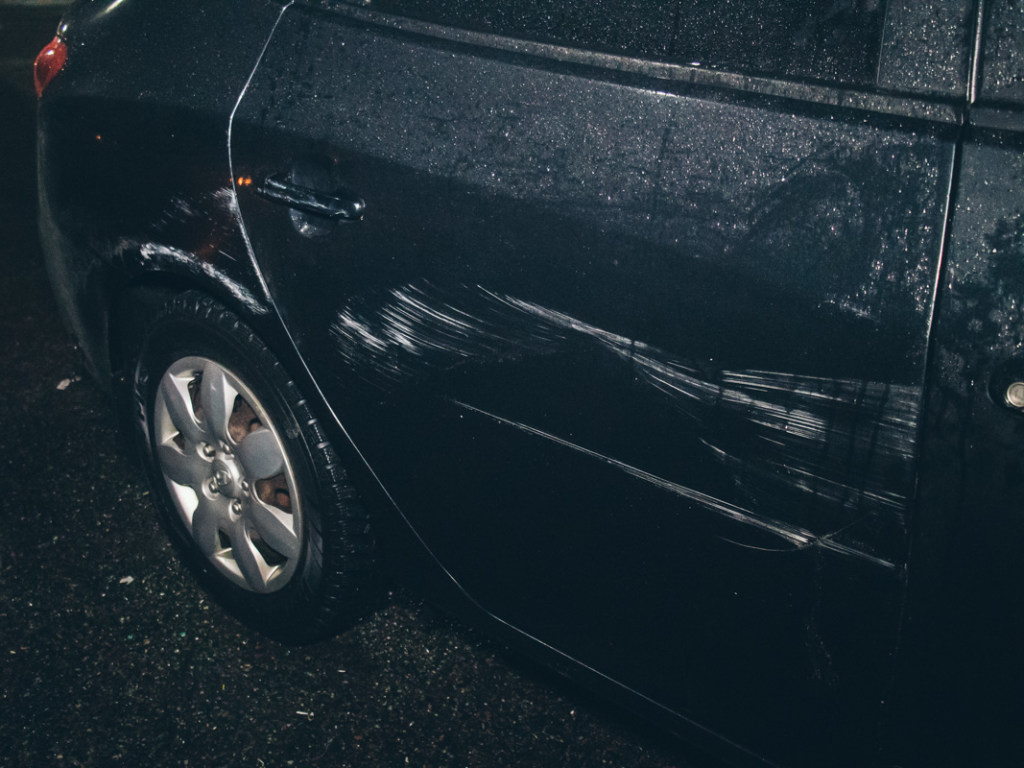 Под Киевом иномарка с полицейским за рулем влетела в Opel и врезалась в отбойник (ФОТО, ВИДЕО)