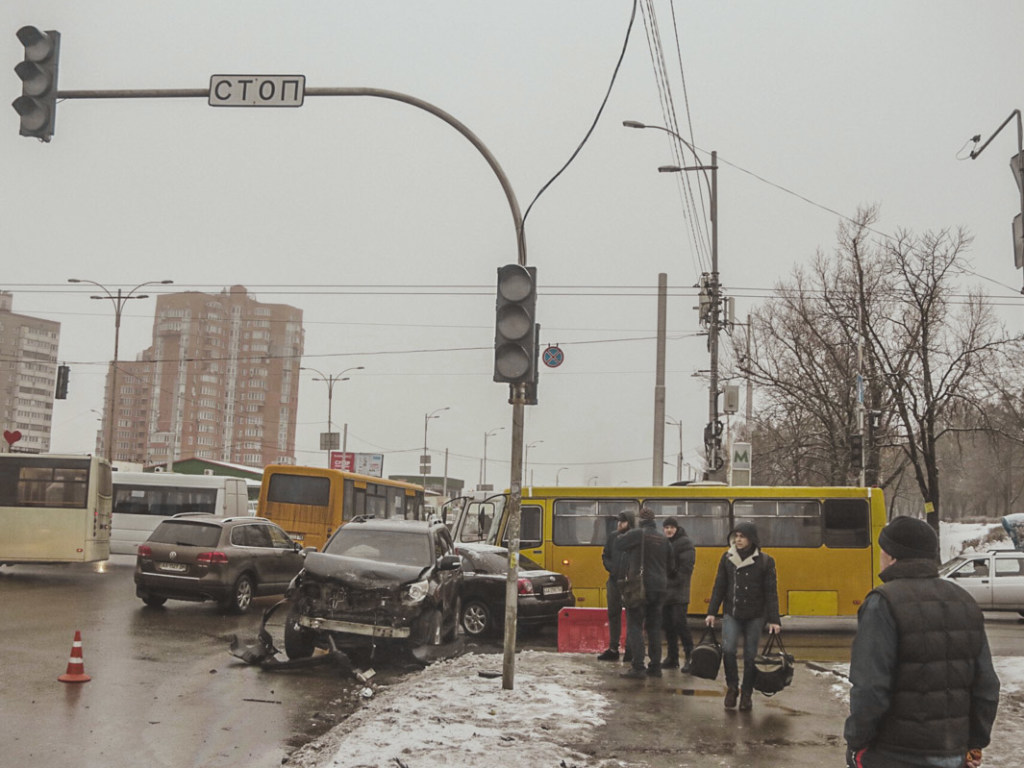 На «Академгородке» в Киеве из-за неработающих светофоров случилось массовое ДТП (ФОТО, ВИДЕО)