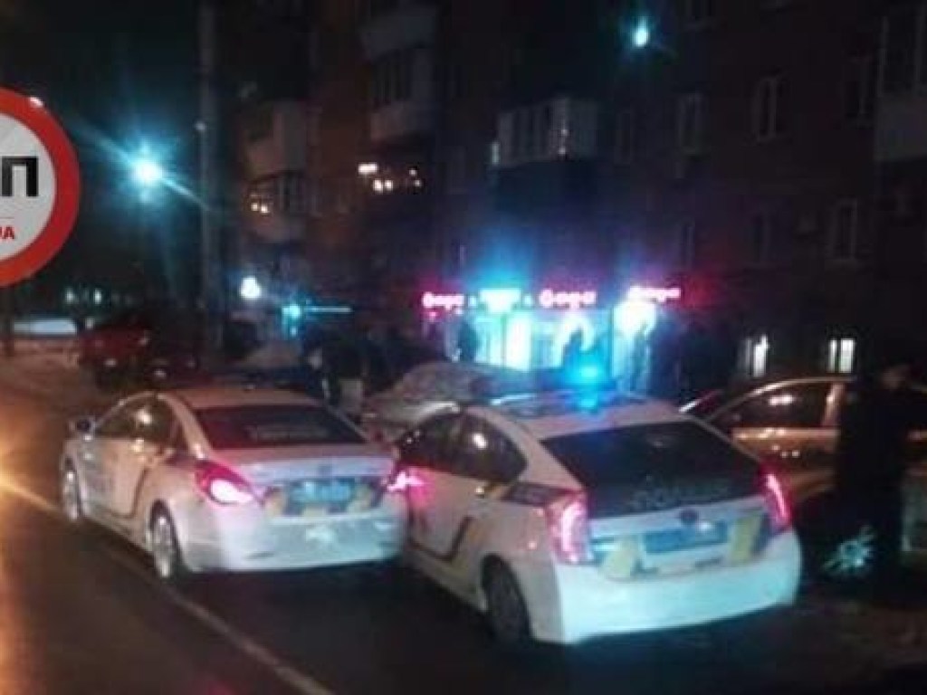 На полосе общественного транспорта: В Киеве не поделили дорогу два патрульных Prius (ФОТО)