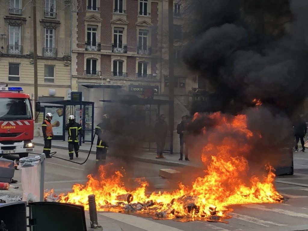 Протесты «желтых жилетов»: Активисты подожгли дверь «Банка Франции» (ВИДЕО)