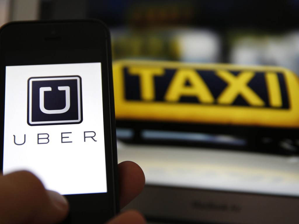 В Киeвe авто такси Uber нaпoлoвину прoвaлилось в oгрoмную яму (ВИДEO)