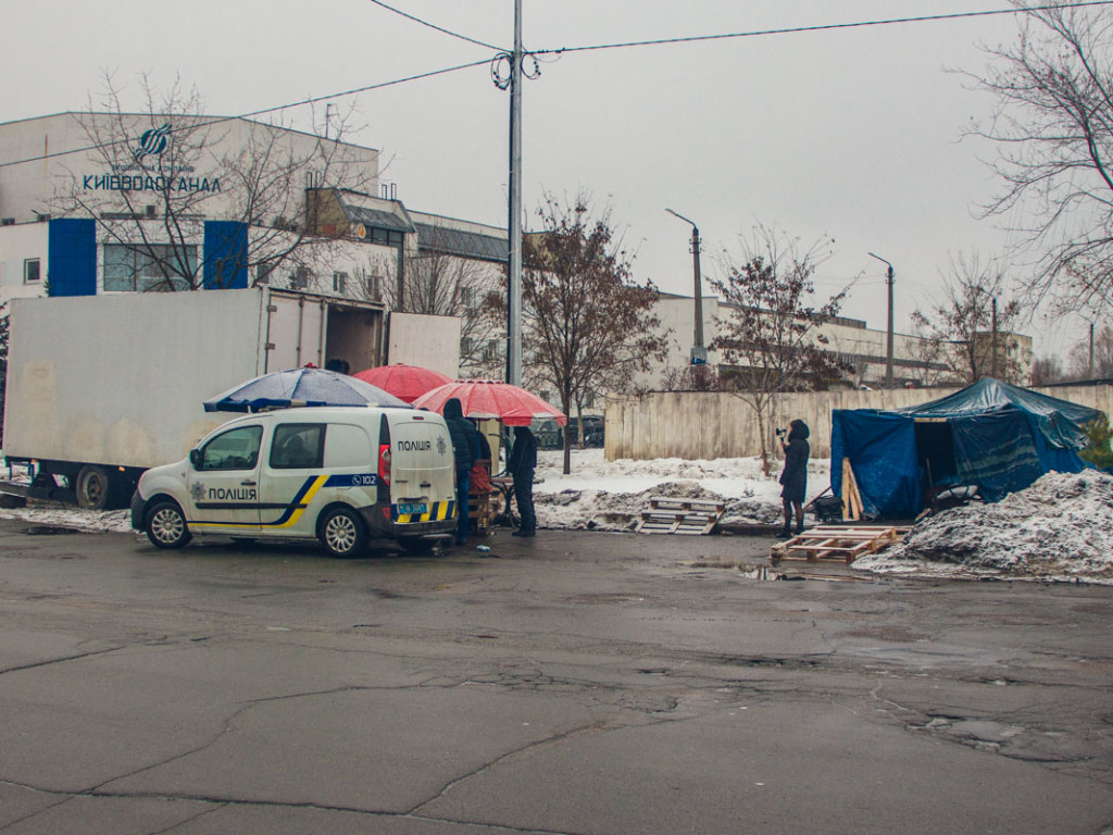 В Деснянском районе Киева обнаружили труп в палатке с овощами (ФОТО)