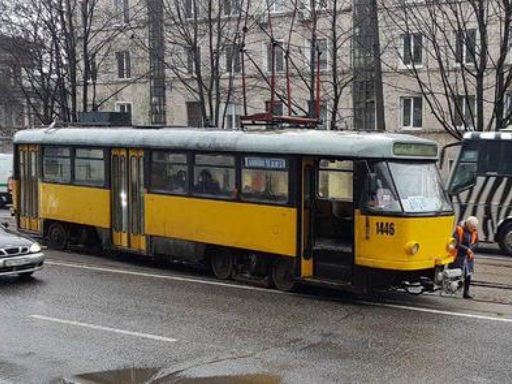 Движение транспорта в Днепре было заблокировано из-за сошедшего с рельсов трамвая (ФОТО)