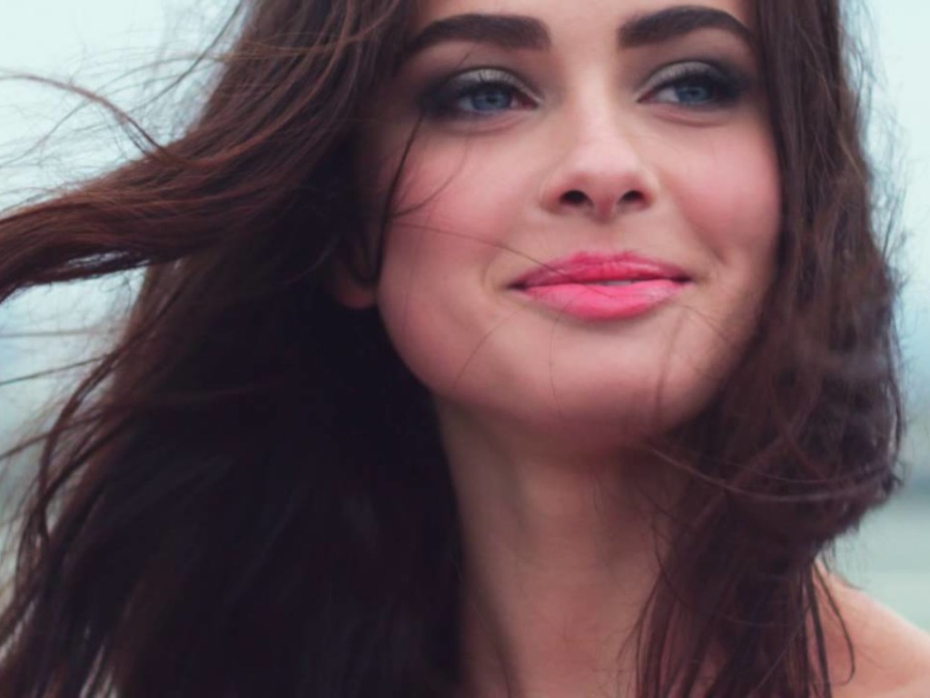 Снегурочка в черном: Мисс Украина похвасталась внушительной грудью (ФОТО)