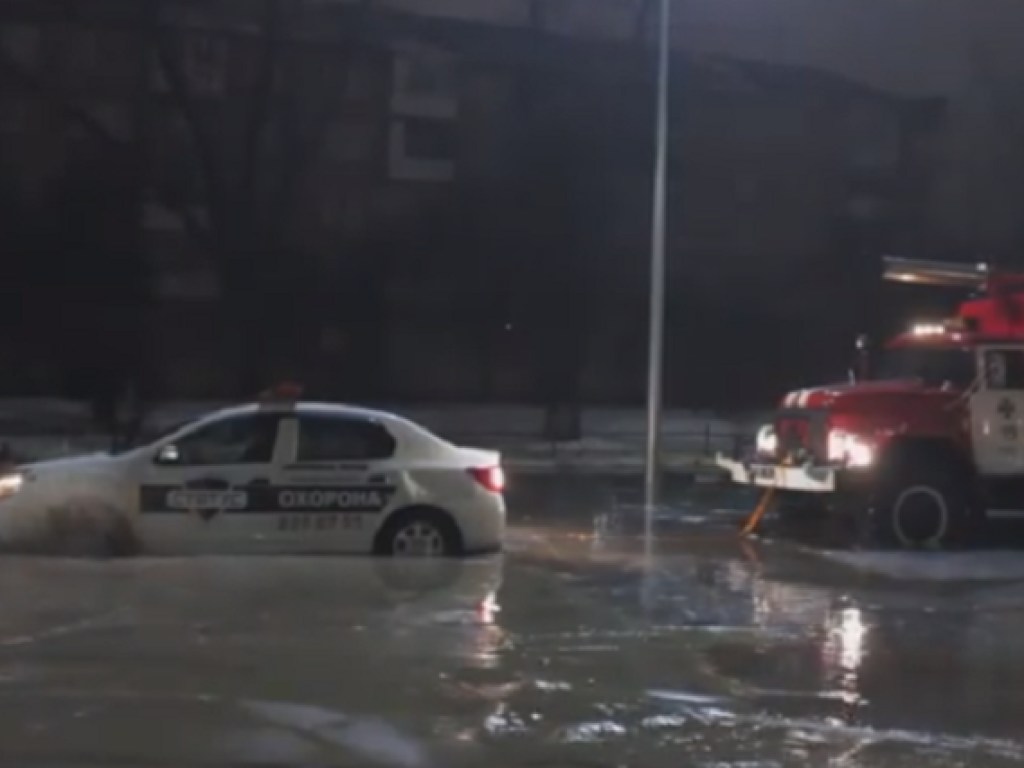 В Киеве затопило бульвар возле Рады: пожарные авто и машина полиции застряли в грязи (ФОТО, ВИДЕО)