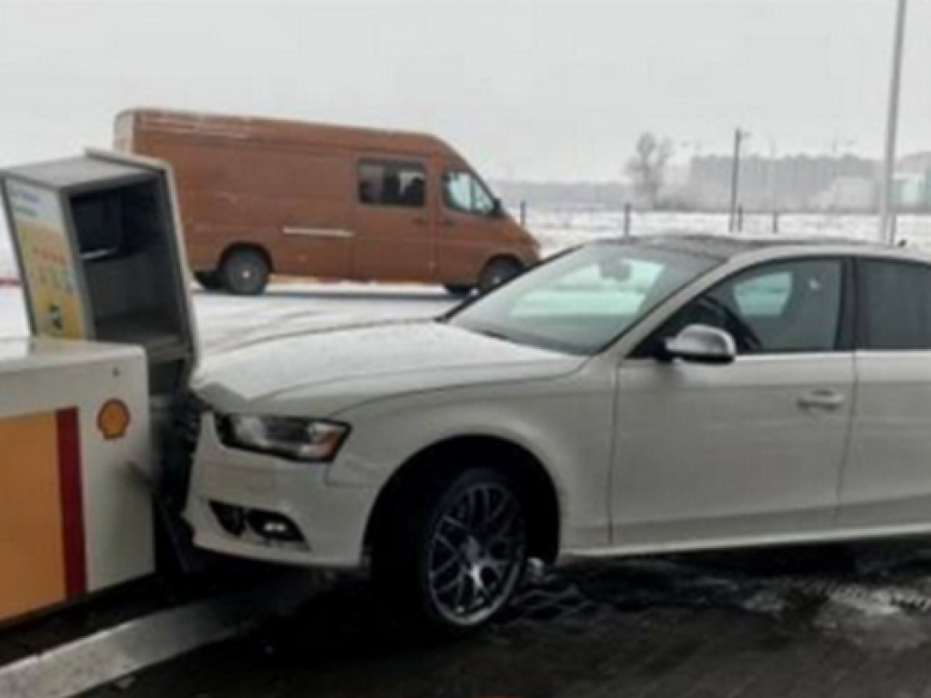 «Увидел цены на топливо»: Водитель Audi протаранил заправку на столичной Борщаговке (ФОТО)
