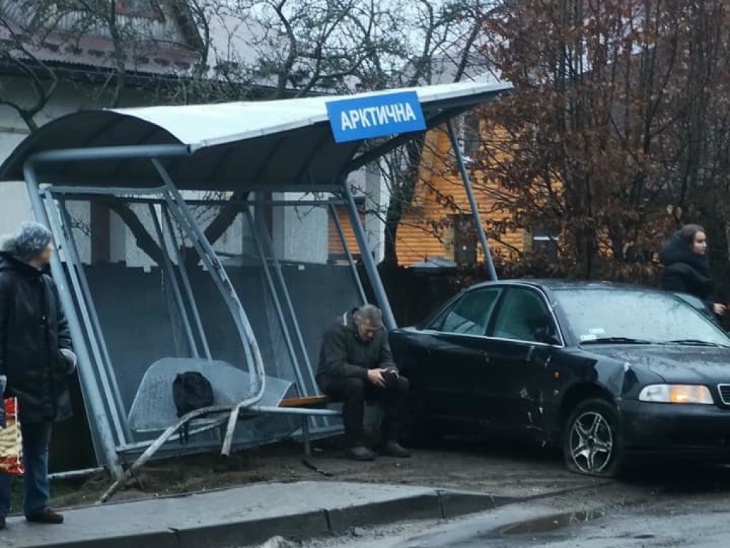 Во Львове автомобиль влетел в автобусную остановку, есть пострадавшие (ФОТО)