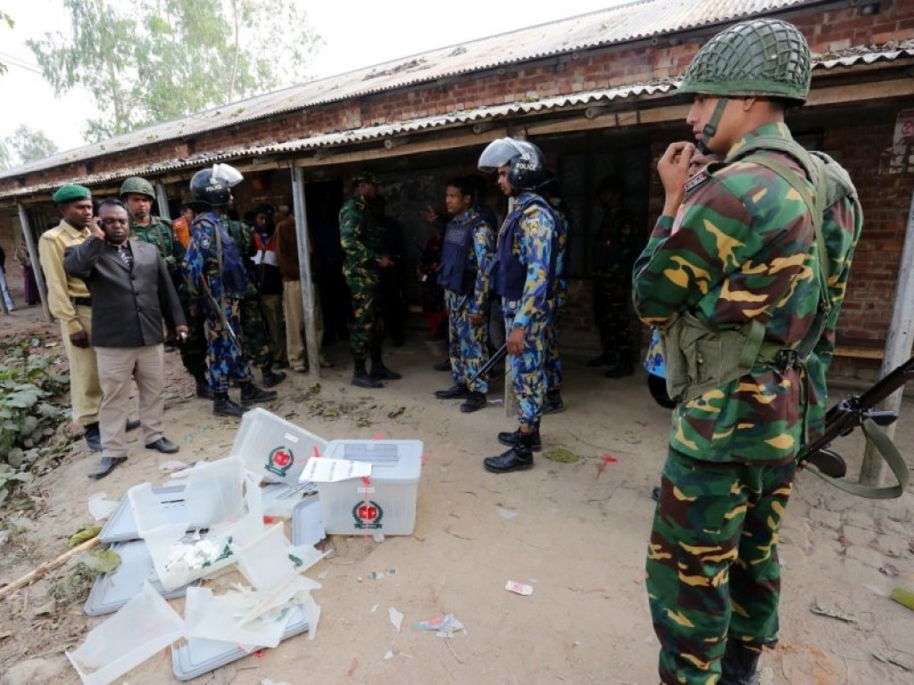 На выборах в Бангладеше погибли 9 человек: в целях безопасности отключили мобильные сети