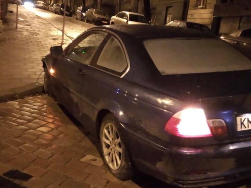 Роковое ДТП во Львове: BMW убил 25-летнюю девушку на остановке (ФОТО)