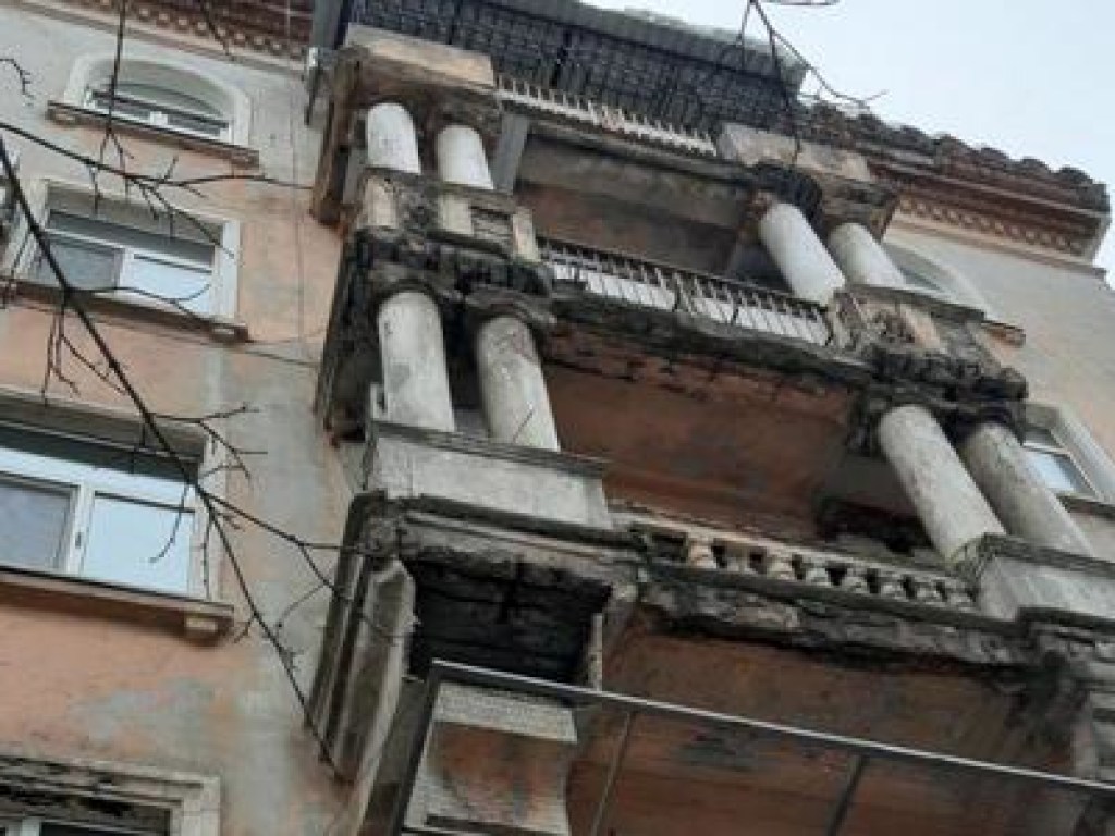 Огромные куски бетона откалываются от дряхлых балконов и летят на прохожих в Днепре (ФОТО)