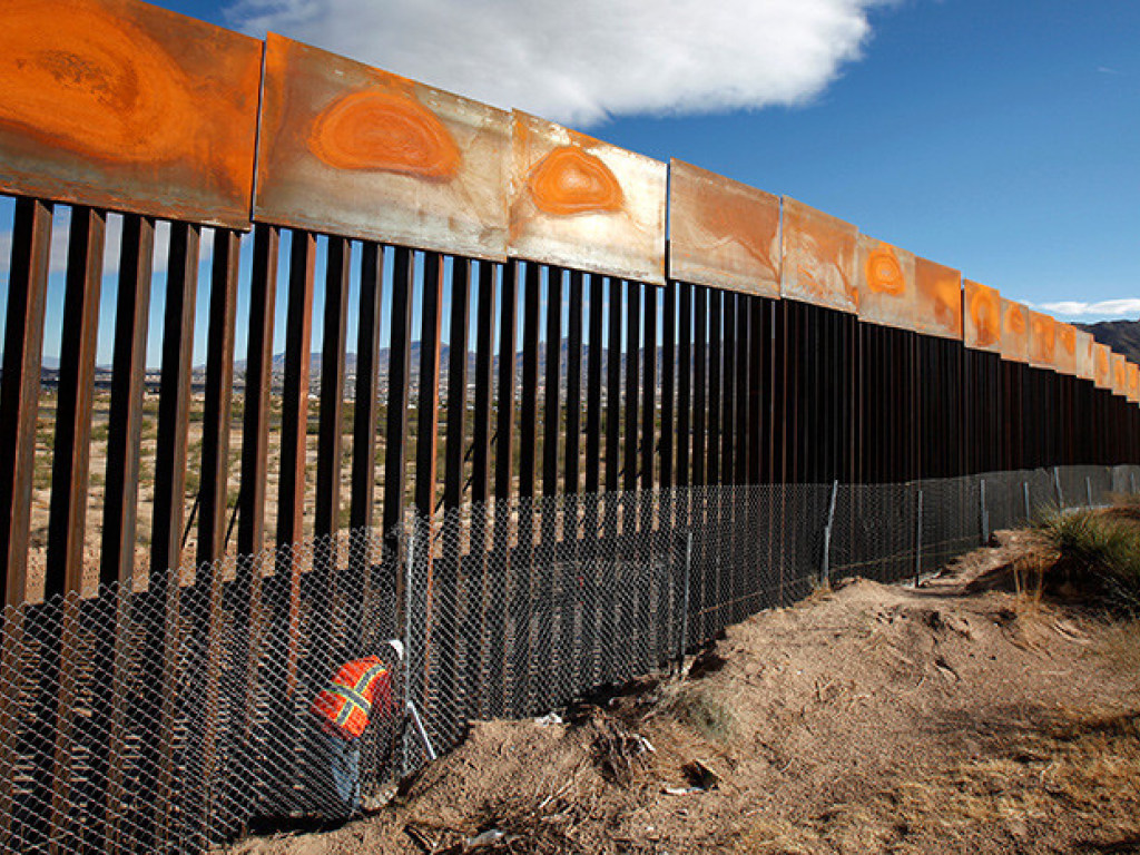 Закрытие США границы с Мексикой грозит Америке санкциями ООН – европейский эксперт