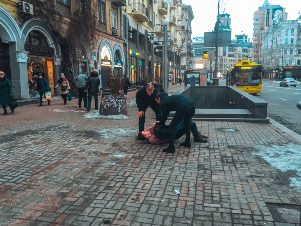 В Киеве пьяные парни устроили драку и напали на полицейских (ФОТО, ВИДЕО)