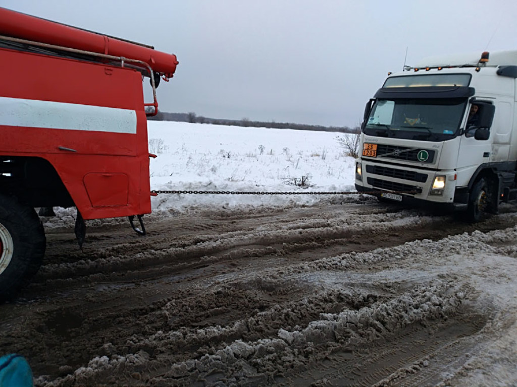 Снегопады заблокировали дороги в Полтавской области: в сугробах застряли больше 200 человек