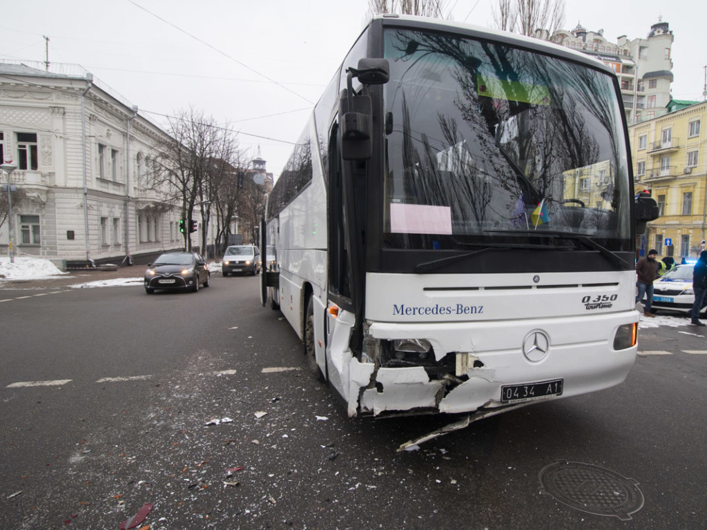 В Киеве военный автобус оставил вмятину на дорогом авто Mercedes и выпихнул его на тротуар (ФОТО, ВИДЕО)