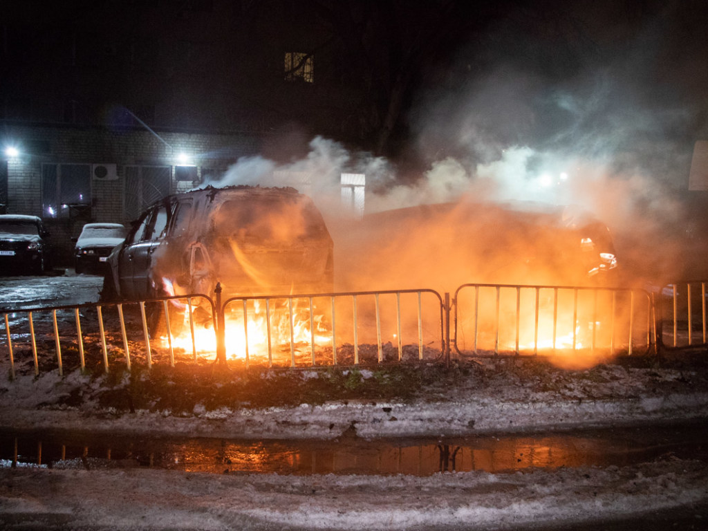 В Днепре во дворе дома сгорели автомобили BMW и Mercedes (ФОТО)