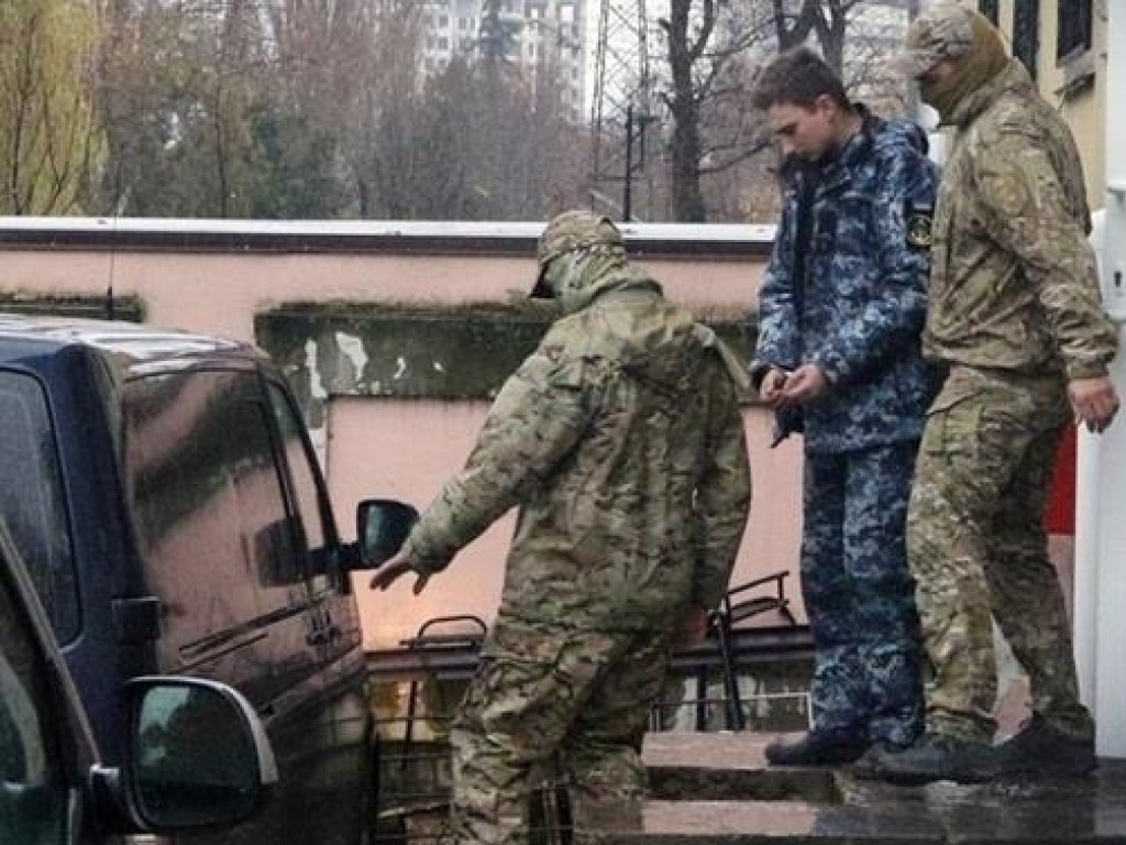 Всем 24 семьям пленных украинских моряков выплатили по 100 тысяч гривен