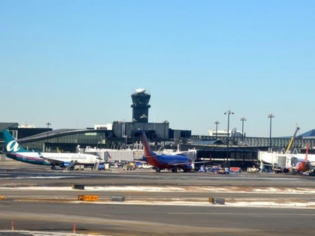 В международном аэропорту США рухнул трап с пассажирами