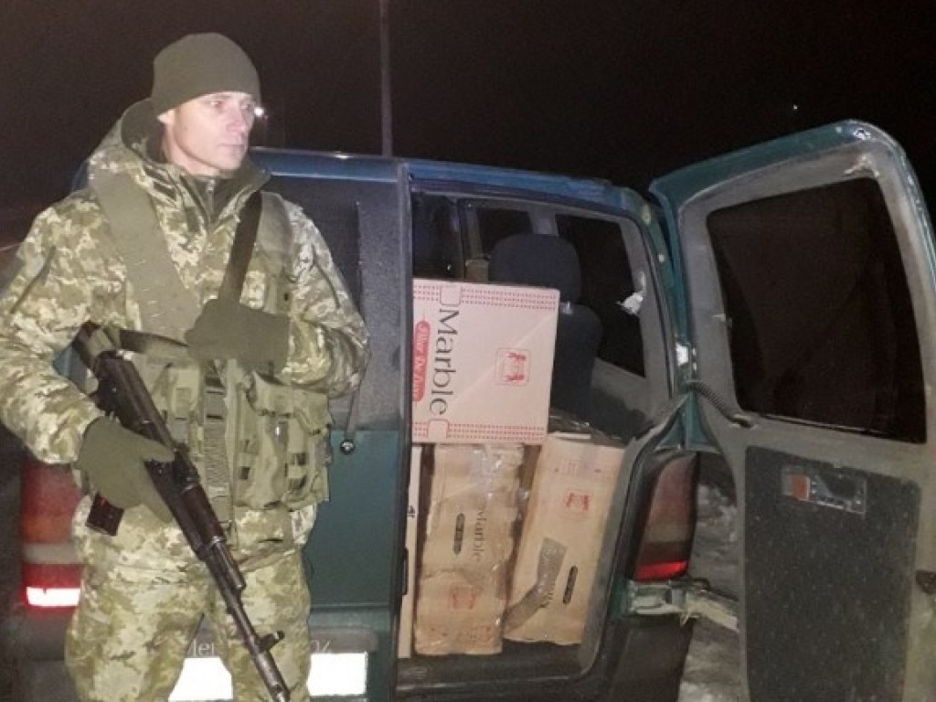 На Буковине пограничники остановили грузовик Mercedes с контрабандными сигаретами (ФОТО)