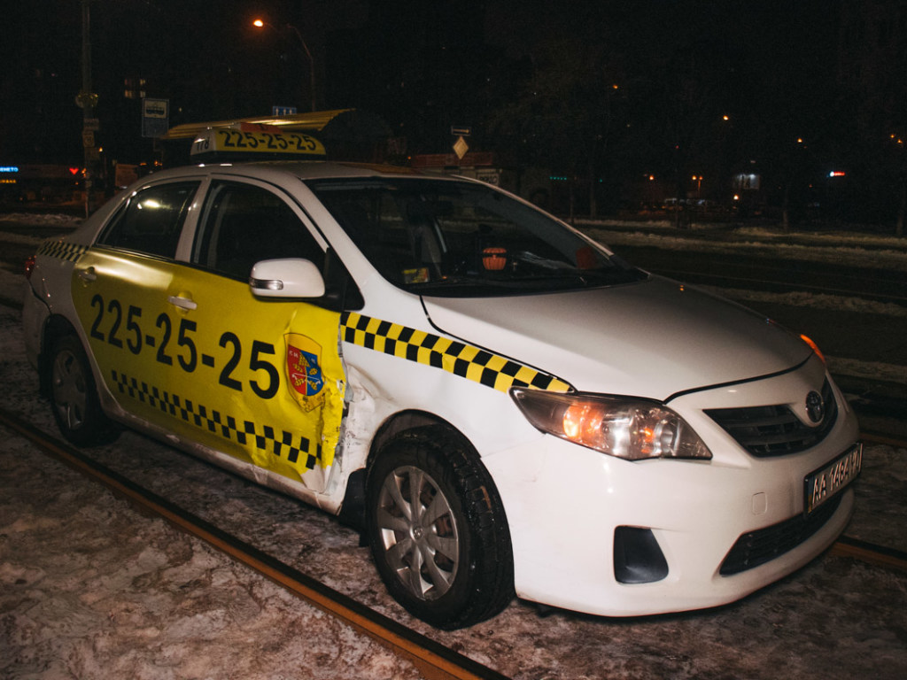 На Позняках в Киеве пьяная таксистка села за руль и попала в ДТП (ФОТО, ВИДЕО)