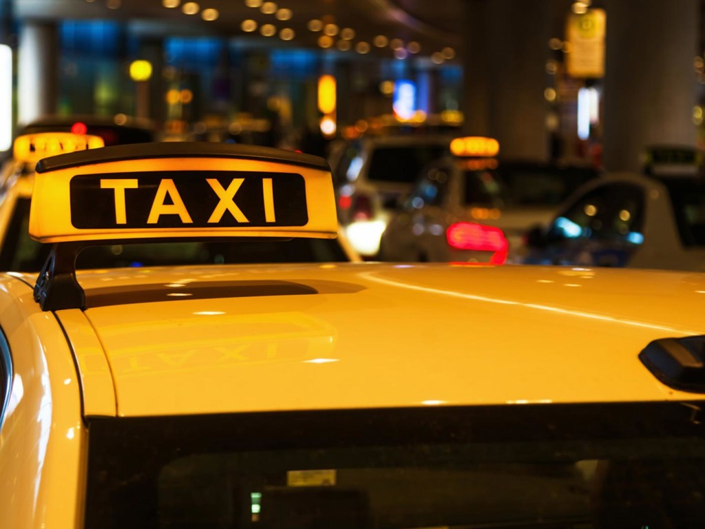 Столичные таксисты отличились тарифами в преддверии Нового Года