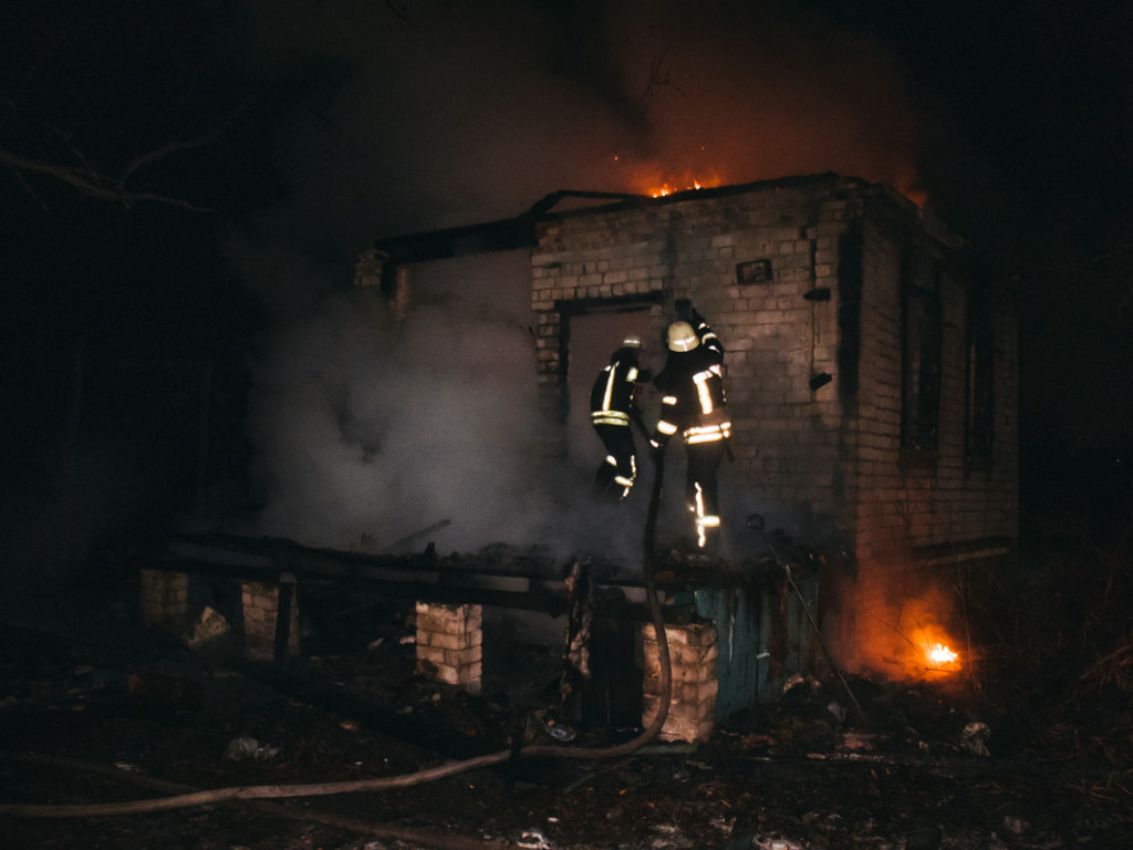 Остались только голые стены: на Русановских садах в Киеве сгорел жилой дом (ФОТО, ВИДЕО)
