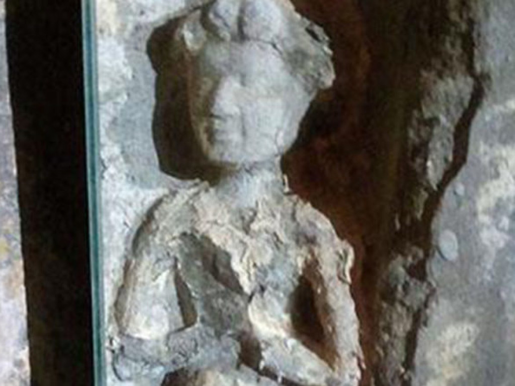 Археологи обнаружили статуи средневековых святых в Шотландии