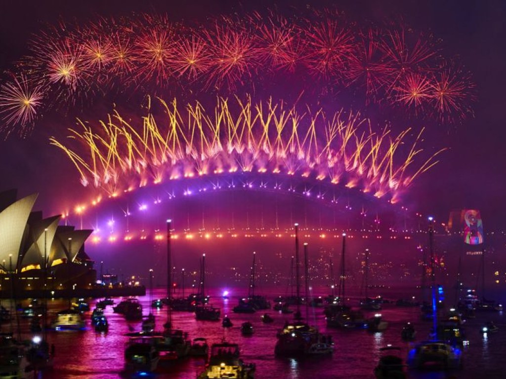 Салют и фейерверки: жители Новой Зеландии и Австралии уже встретили Новый год (ВИДЕО)