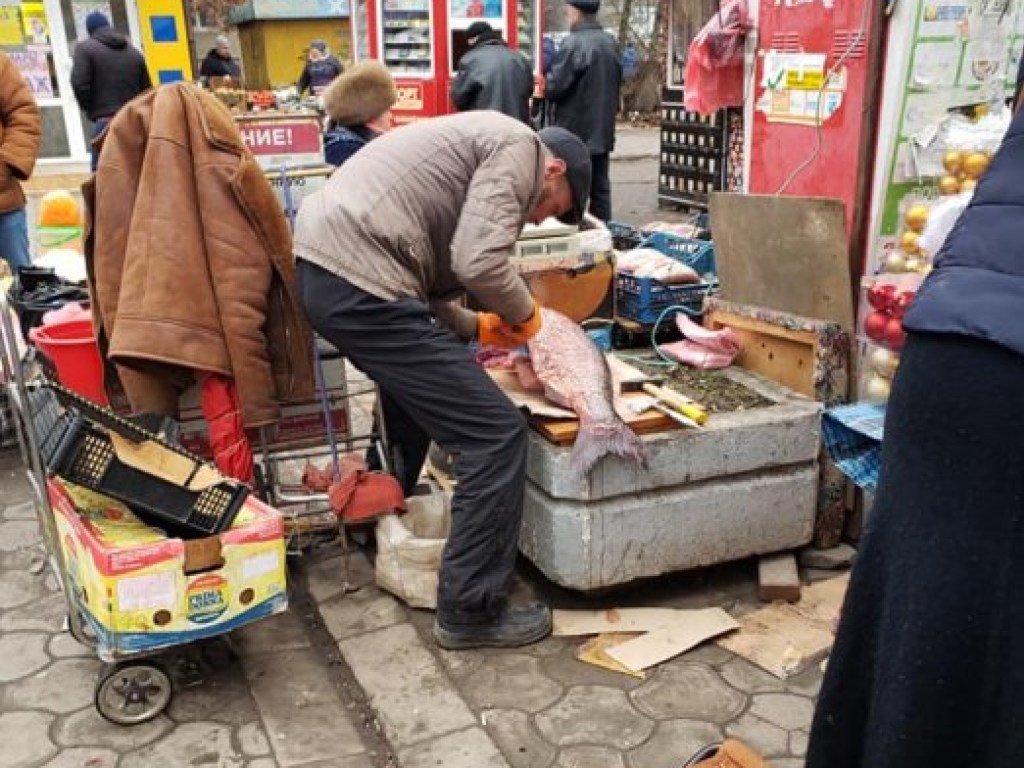 Осторожно, антисанитария: в центре Николаева продавец решил разделать рыбу прямо на бетоне (ФОТО)