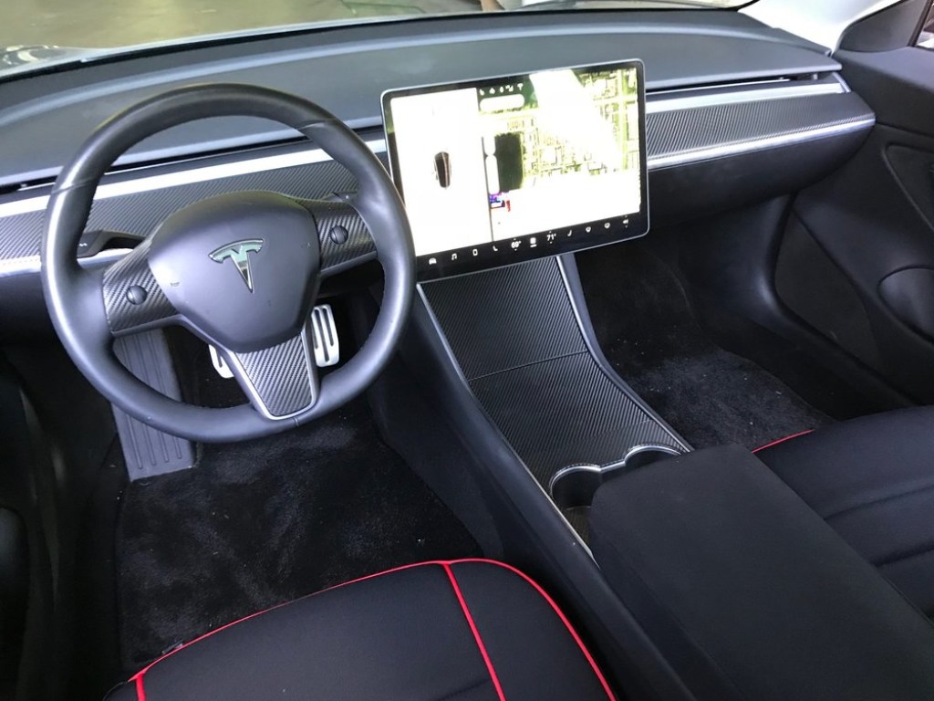 В Сети появилось видео сборки Tesla Model 3