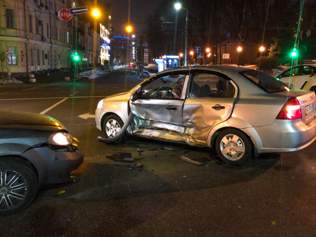 В центре Киева дорогу не поделили Chervolet и Daewoo (ФОТО)