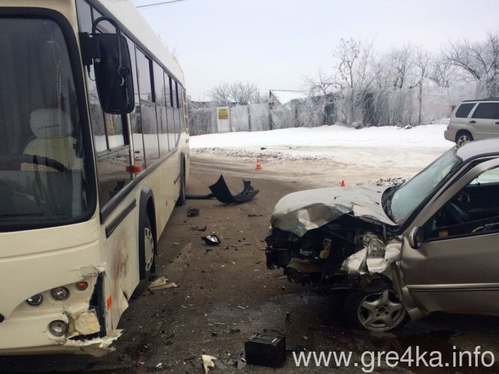 В Кропивницком легковушка возле остановки протаранила рейсовый автобус (ФОТО)