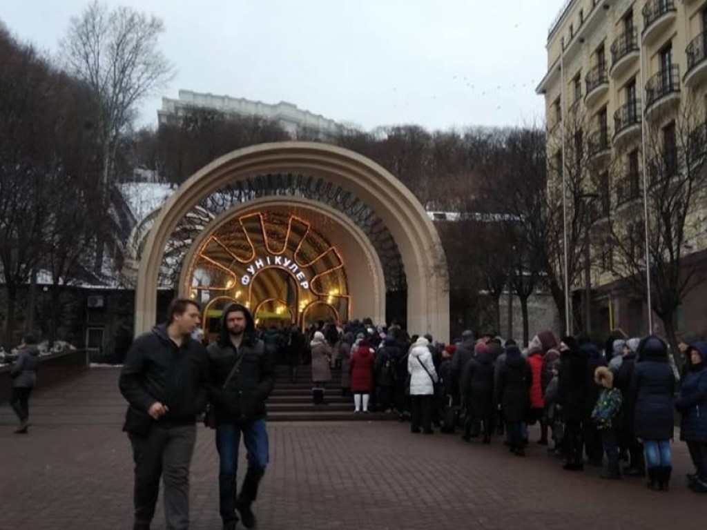 В Киеве образовалась огромная очередь на фуникулер (ФОТО)