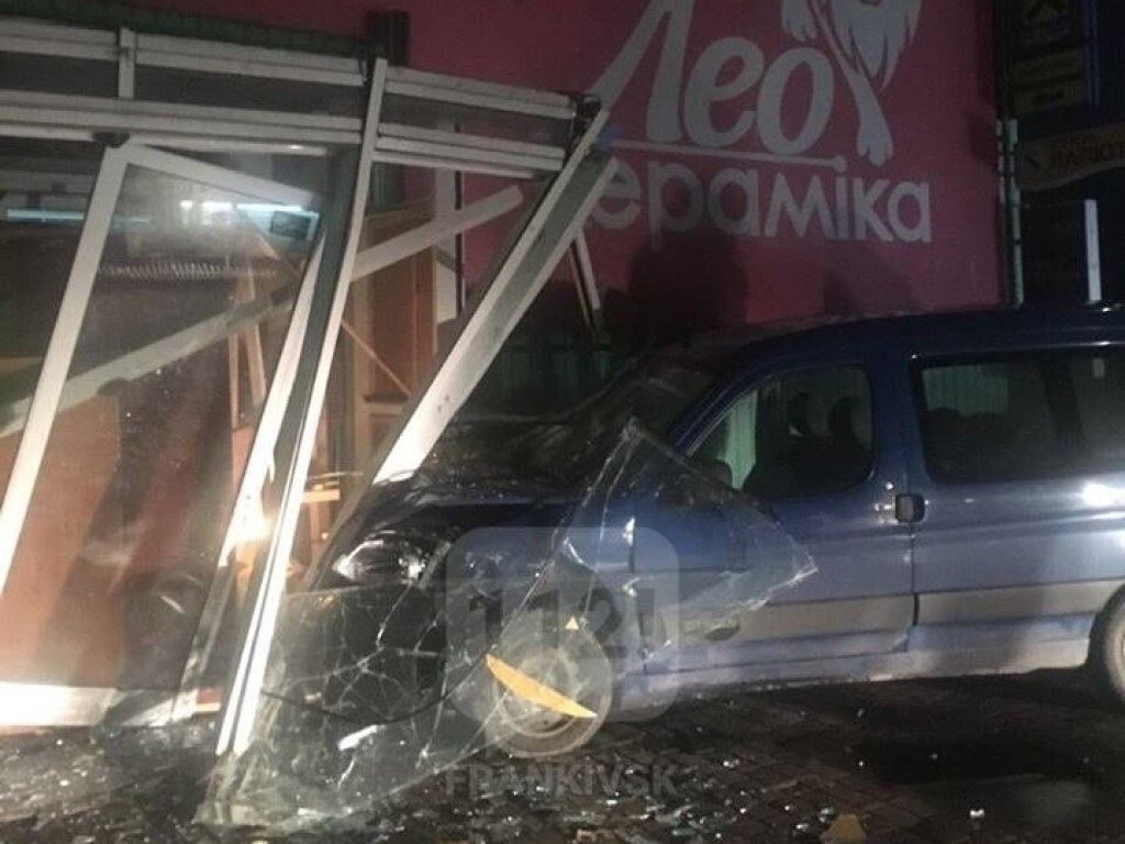 Не вписался: мужчина в авто протаранил магазин в Ивано-Франковске (ФОТО)