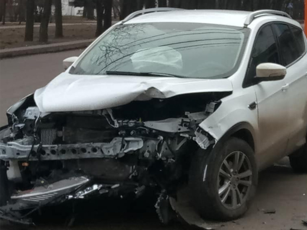 В Одессе произошло лобовое столкновение автомобилей: одна машина протаранила МАФ (ФОТО)